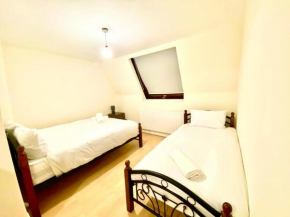 Spacious Ground Floor Two Bedroom house on in Ealing London, Ealing